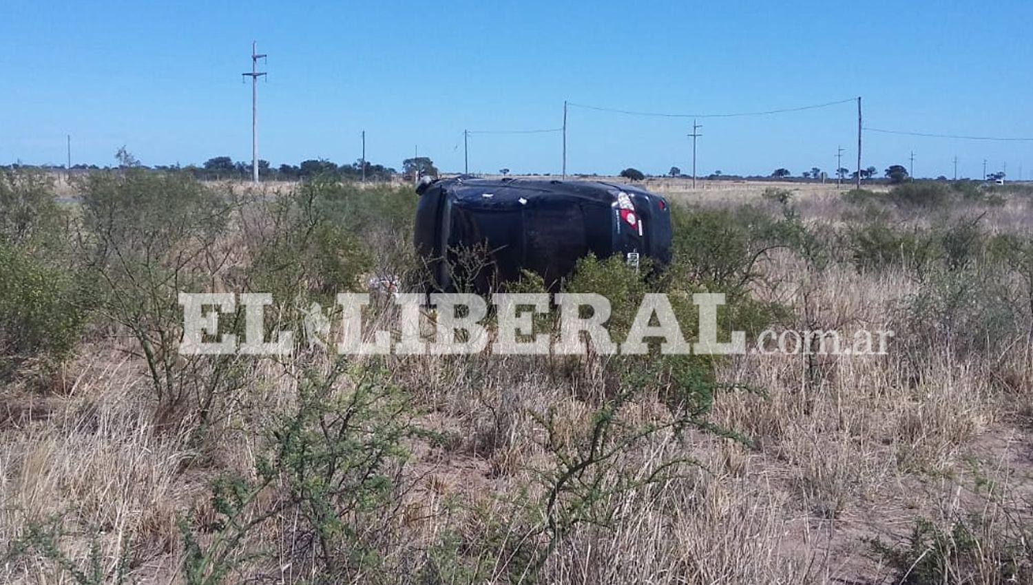 IMAacuteGENES  Terrible vuelco de un automoacutevil en cercaniacuteas a la ciudad de Ojo de Agua- dos heridos