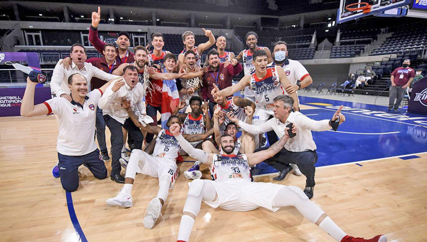 Los jugadores y el cuerpo técnico de Quimsa celebraron euróricos en el Antel Arena de Montevideo tras vencer a Flamengo
