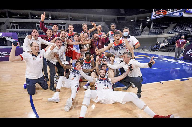 Los jugadores y el cuerpo técnico de Quimsa celebraron euróricos en el Antel Arena de Montevideo tras vencer a Flamengo
