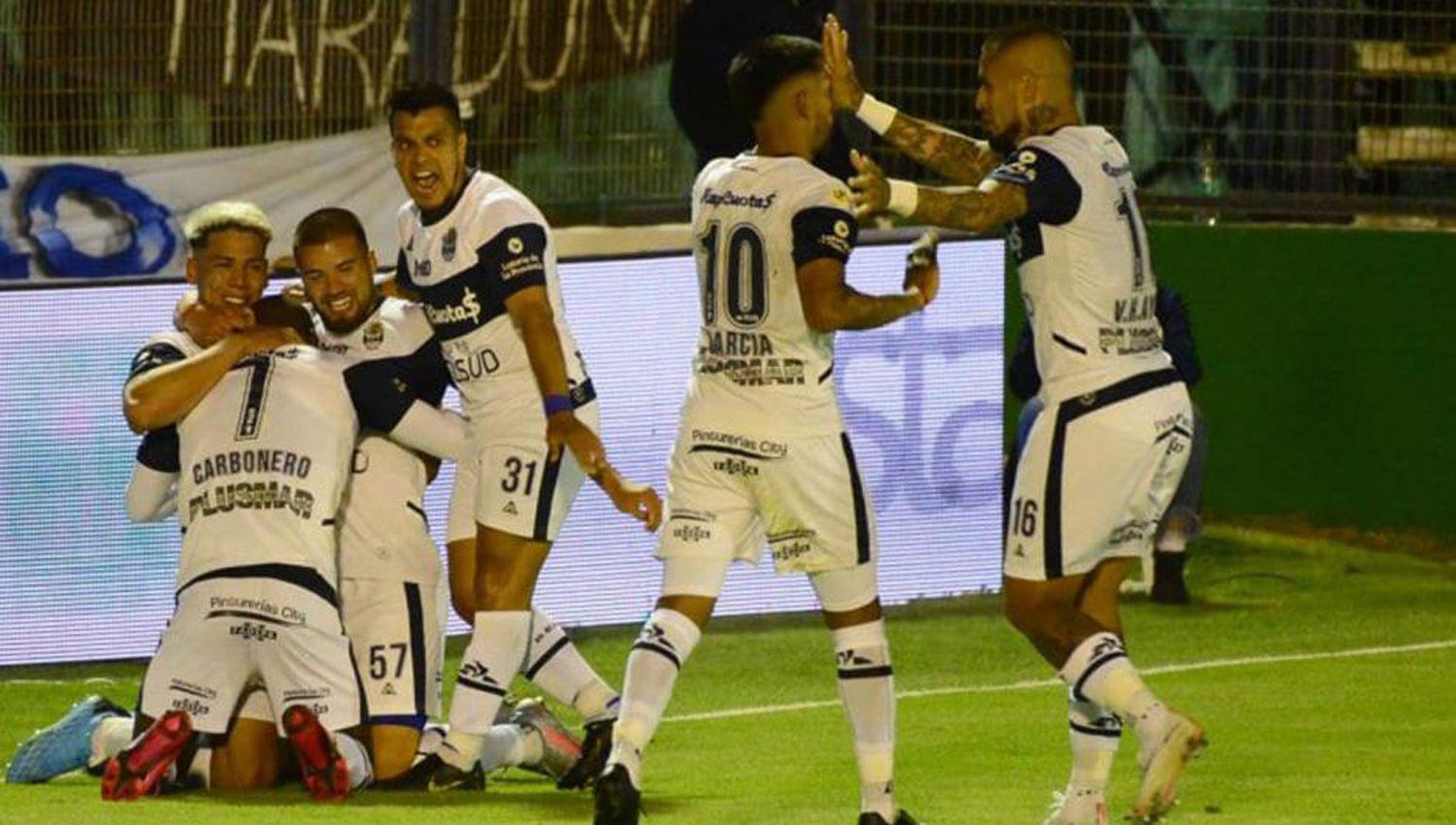 Gimnasia le regaloacute una goleada a Diego Maradona en su cumpleantildeos nuacutemero 60