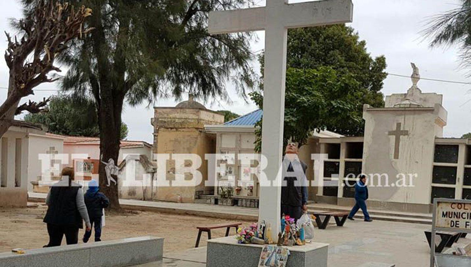 Friacuteas cerraraacute sus cementerios mantildeana y lunes para evitar aglomeraciones