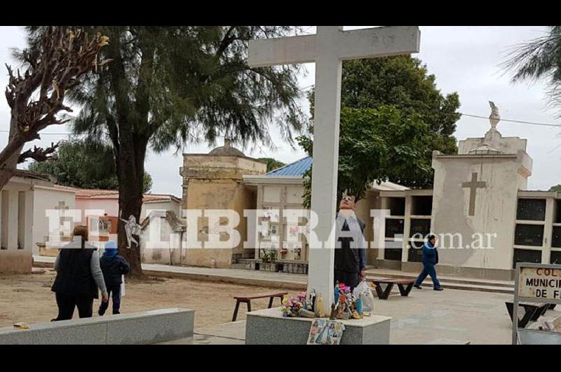 Friacuteas cerraraacute sus cementerios mantildeana y lunes para evitar aglomeraciones