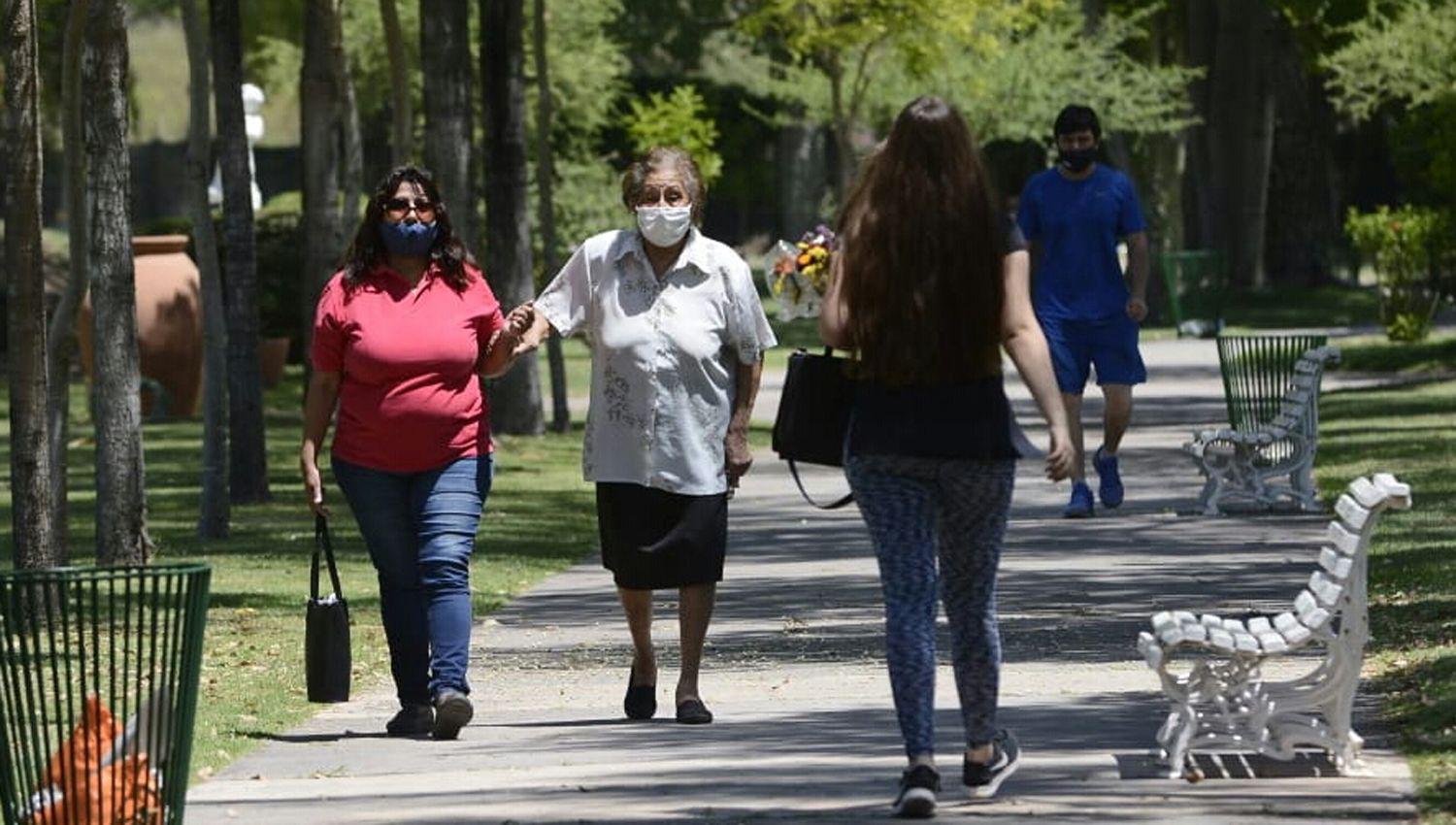 IMAacuteGENES  El Parque de la Paz recibioacute a cientos de deudos durante el domingo