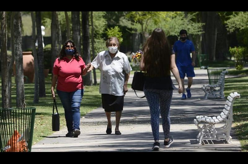 IMAacuteGENES  El Parque de la Paz recibioacute a cientos de deudos durante el domingo