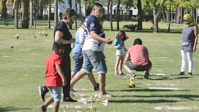 EN VIVO  Se celebra una misa por los fieles difuntos en el Parque de la Paz