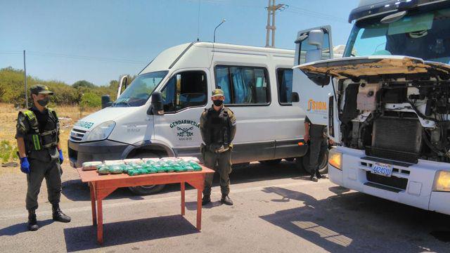 Camioacuten que veniacutea de Bolivia llevaba ocultos  11 kilos de hojas de coca