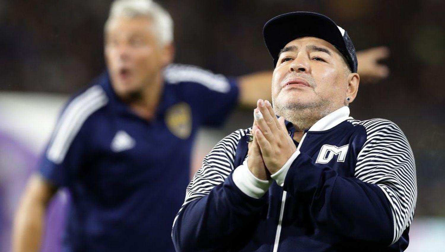 Diego Maradona estaacute siendo operado del hematoma subdural en la Cliacutenica Olivos