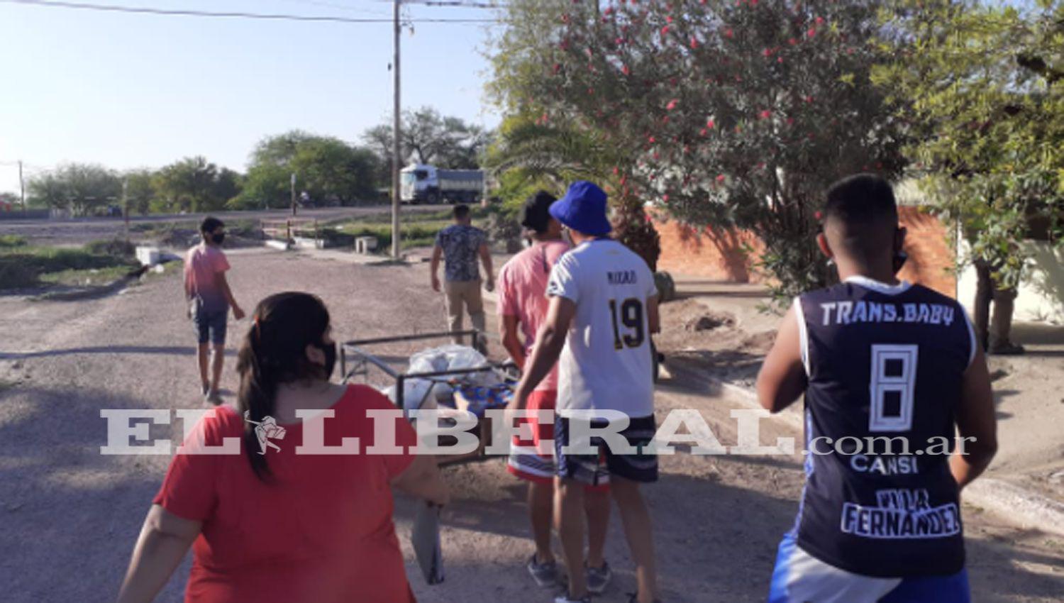 Solidaridad en tiempo de pandemia- cuatro amigos abrieron un merendero y asisten a personas con Covid