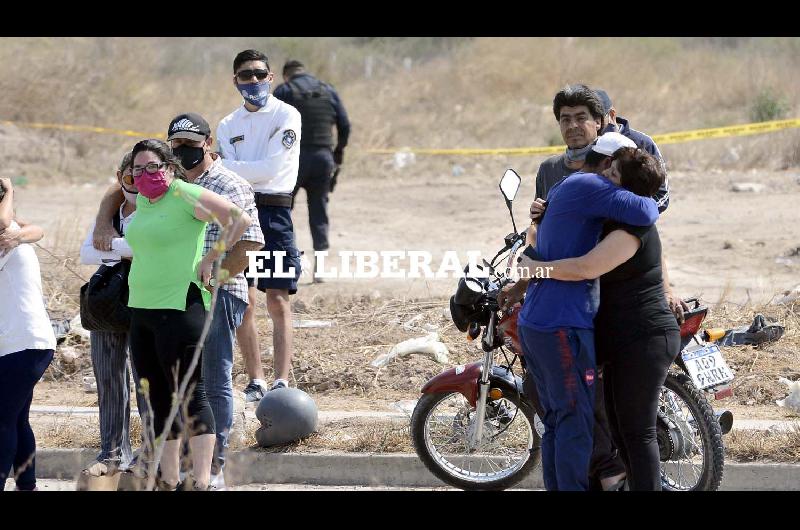 Escenas de profundo pesar en el lugar donde se halloacute el cuerpo de Marisol