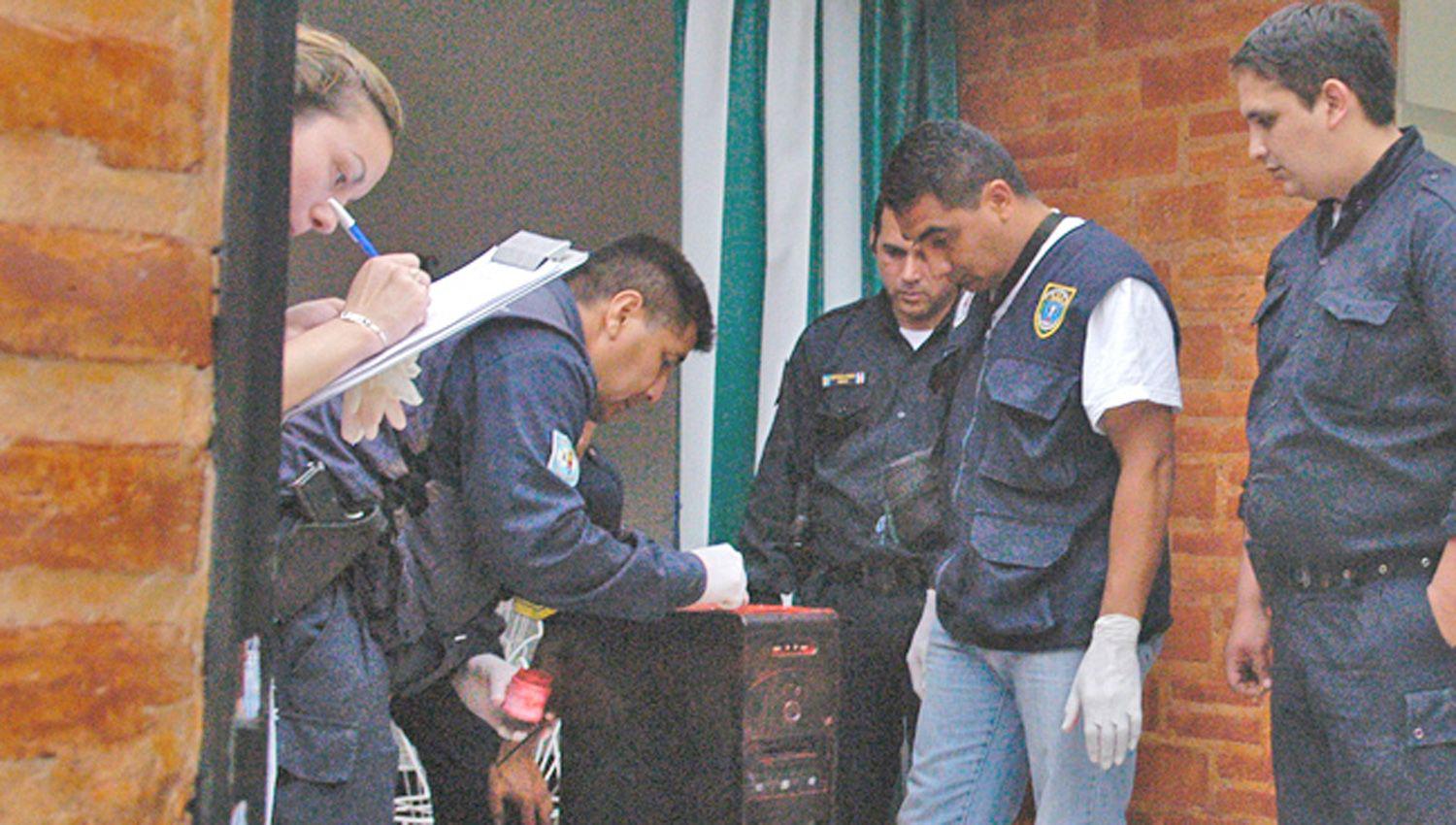 En moto se presentoacute en casa de una peluquera y le tiroacute ladrillos a la ventana