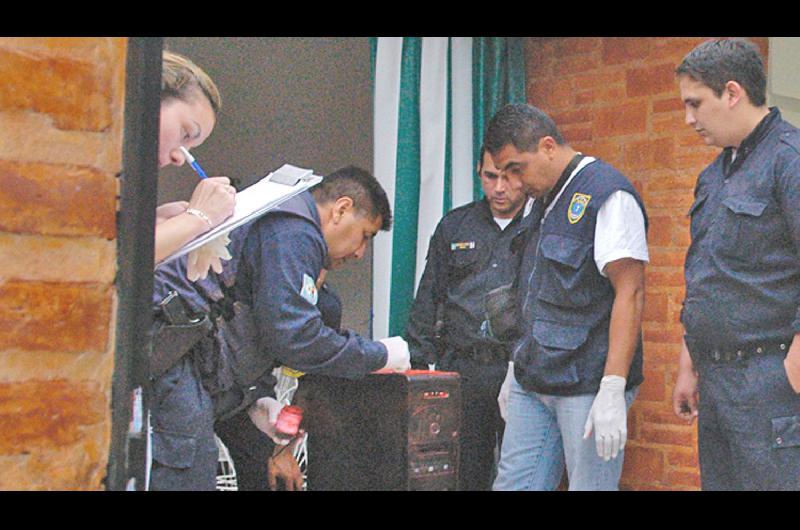 En moto se presentoacute en casa de una peluquera y le tiroacute ladrillos a la ventana