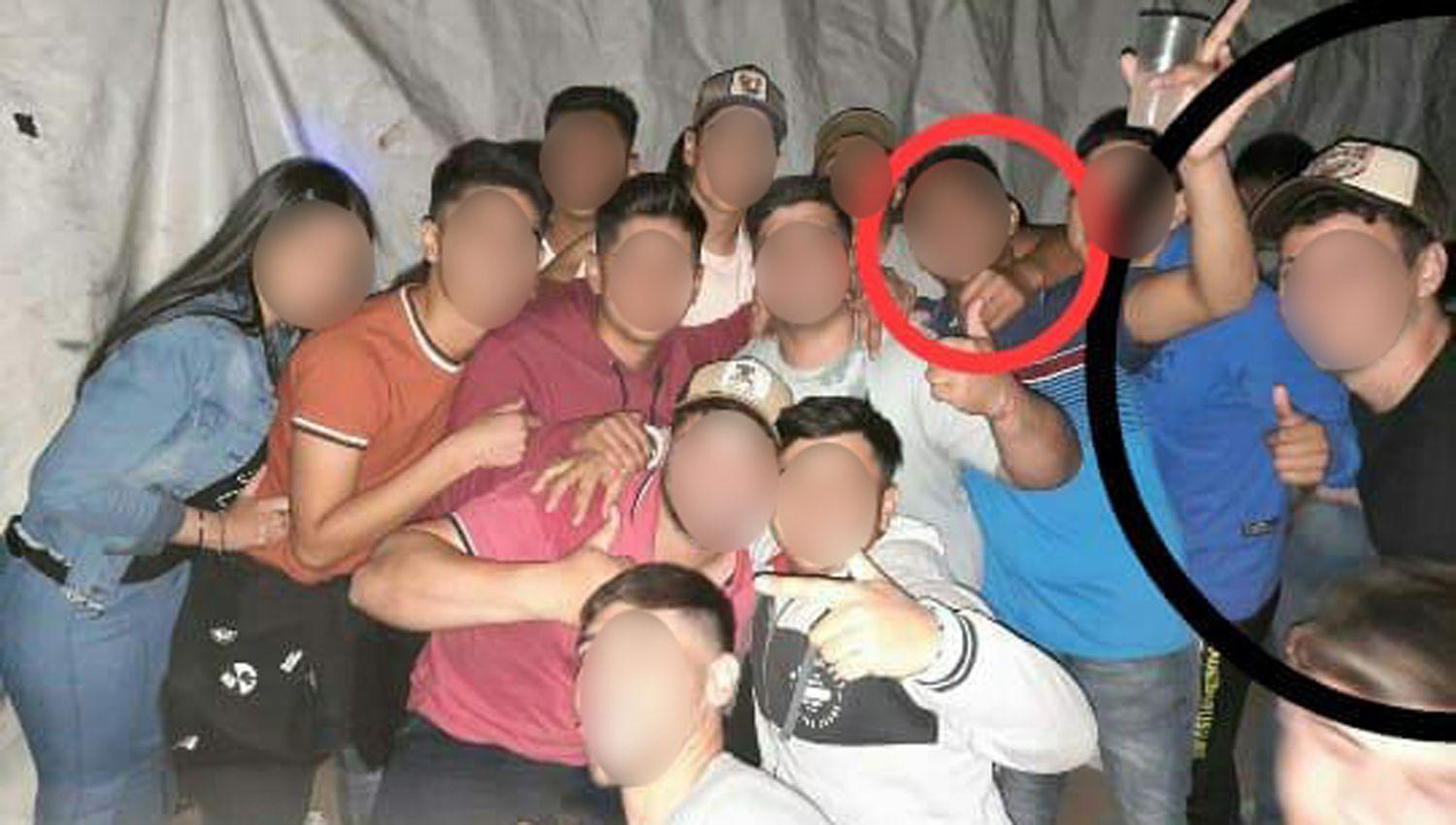 Imputaron a 25 personas que viralizaron sus fotos y videos de una fiesta clandestina