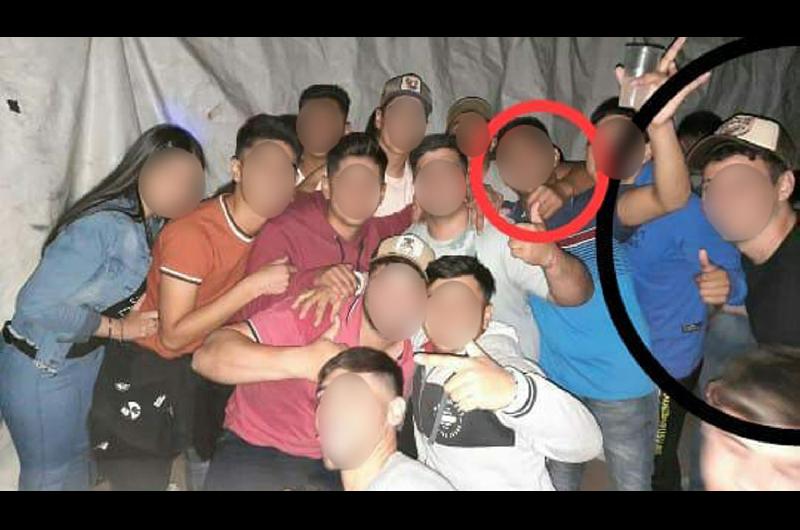 Imputaron a 25 personas que viralizaron sus fotos y videos de una fiesta clandestina