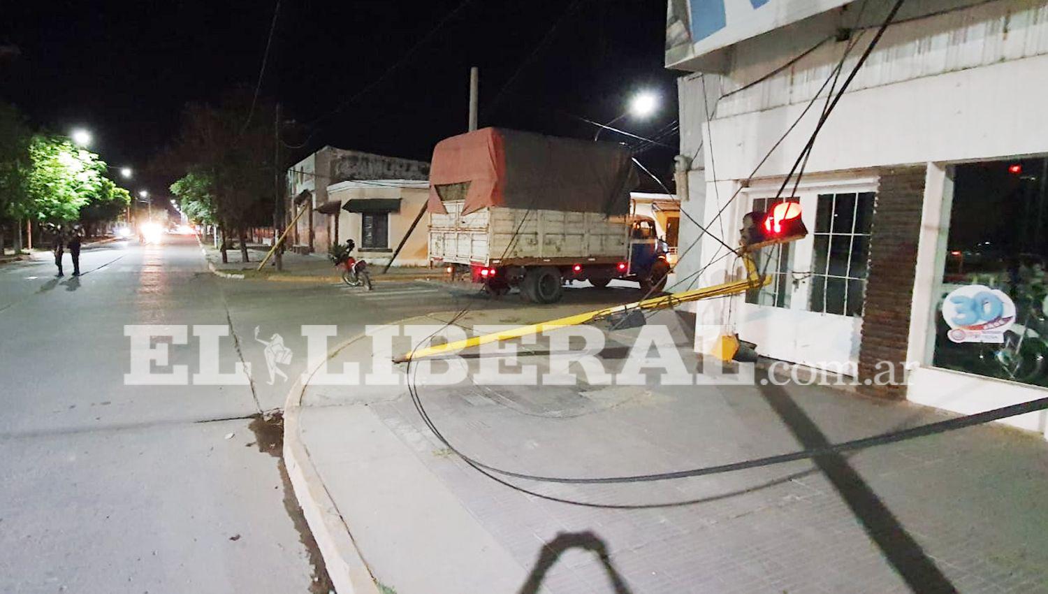 IMaacuteGENES  Fernaacutendez- Camioacuten derriboacute dos semaacuteforos y un poste al arrastrar cables del tendido eleacutectrico