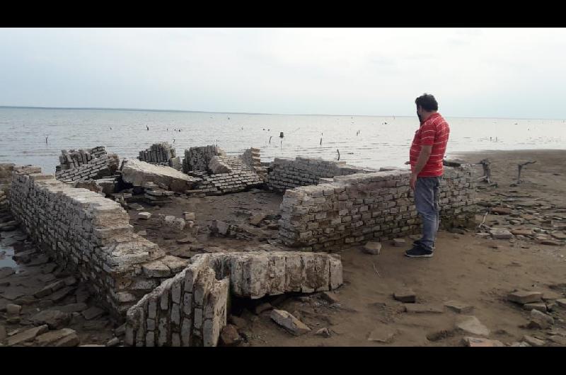 Bajoacute el caudal del embalse y emergieron los restos de la vieja Riacuteo Hondo la ldquociudad sumergidardquo