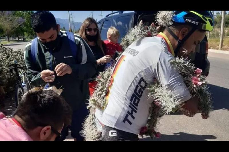 Un ciclista cayoacute sobre una plantacioacuten de cactus y tuvo que ser hospitalizado