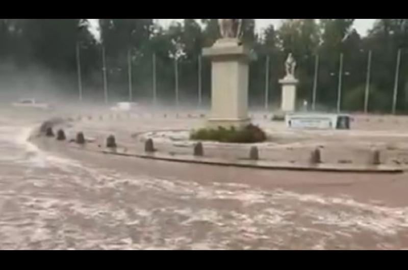 Se inundoacute el centro de Mendoza y el Parque San Martiacuten quedoacute bajo el agua