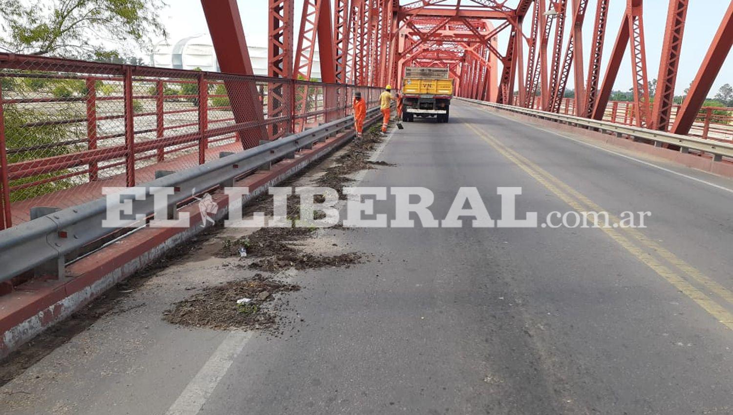 Vialidad Nacional hizo limpieza de calzada y desaguumles en el Puente Carretero