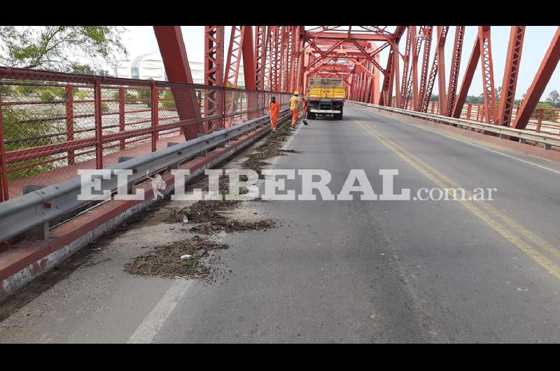 Vialidad Nacional hizo limpieza de calzada y desaguumles en el Puente Carretero