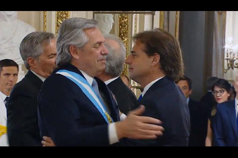 El presidente Alberto Fernaacutendez viajoacute al Uruguay y almuerza con Lacalle Pou