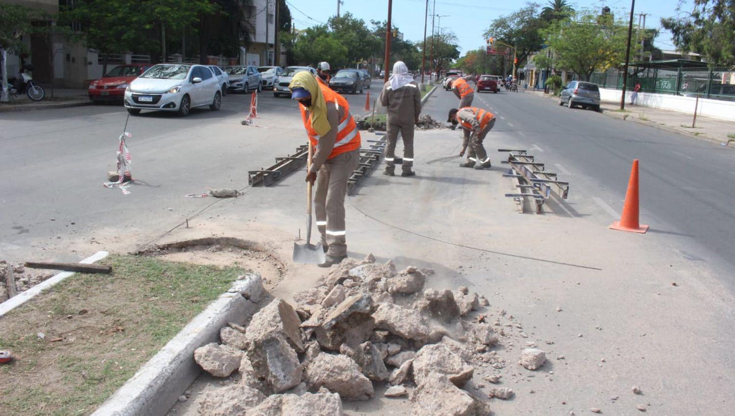 La Capital busca mejorar el traacutensito por Belgrano al extender la platabanda en el cruce con Obispo Trejo