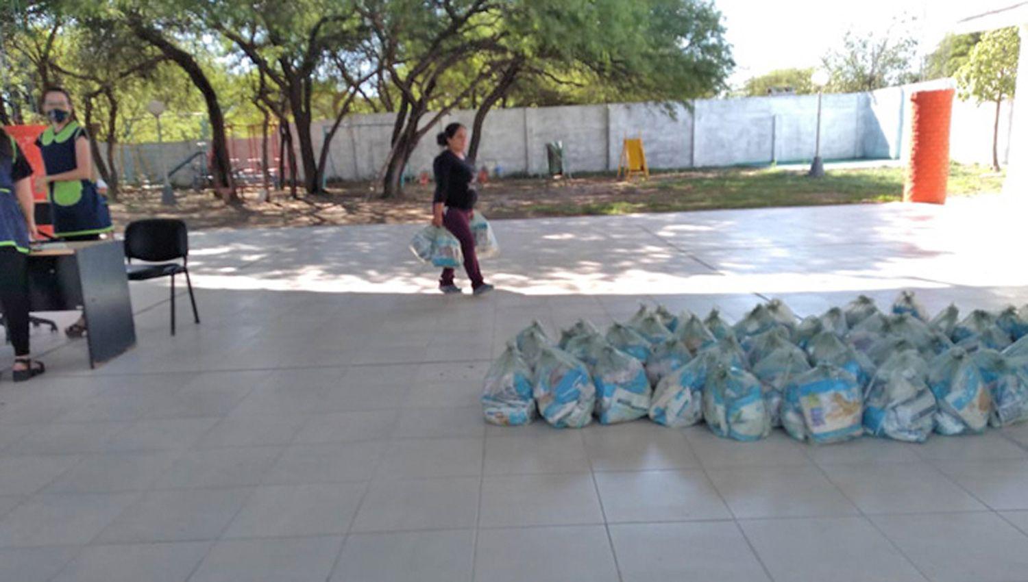 Los docentes realizaron la entrega respetando las
medidas establecidas por el protocolo sanitario