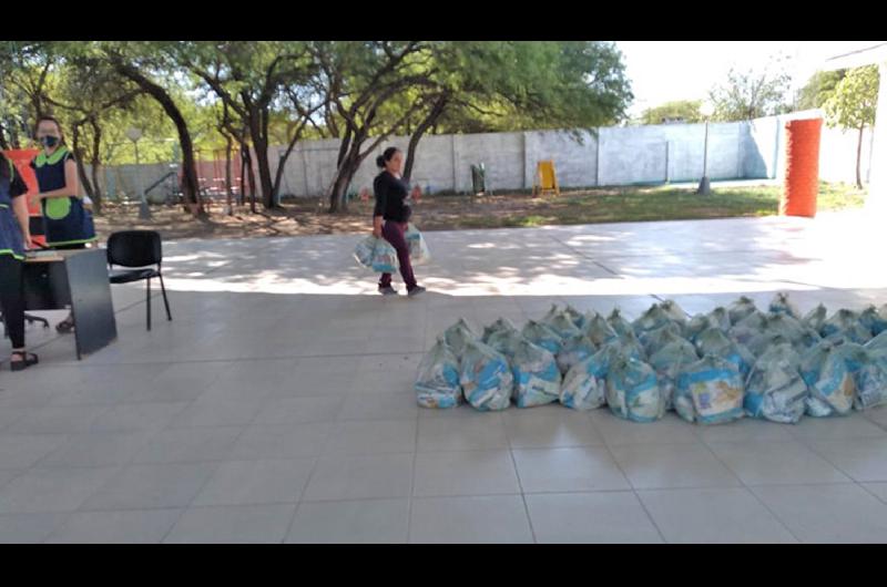 Los docentes realizaron la entrega respetando las
medidas establecidas por el protocolo sanitario