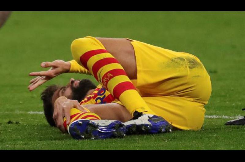 Piqueacute sufrioacute un grave esguince de rodilla y Sergi Roberto estaraacute dos meses fuera de las canchas