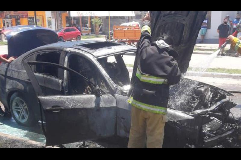 Un BMW se prendioacute fuego en pleno centro de la ciudad de Fernaacutendez