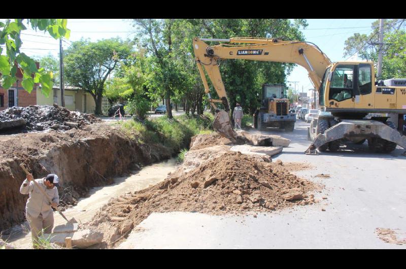 Reconstruyen una alcantarilla sobre el colector Aguirre