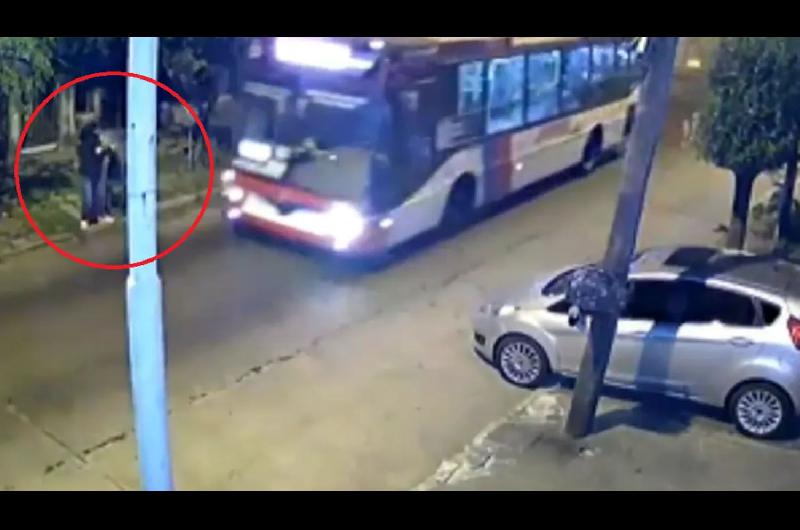 VIDEO  A los bocinazos un chofer de colectivo salvoacute a una mujer de un robo