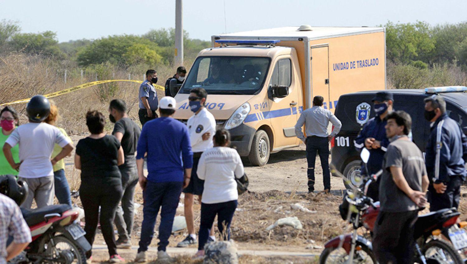 La policía trabajó durante toda la siesta y tarde El propio Jurez marcó el sitio donde había dado muerte y enterrado a Marisol