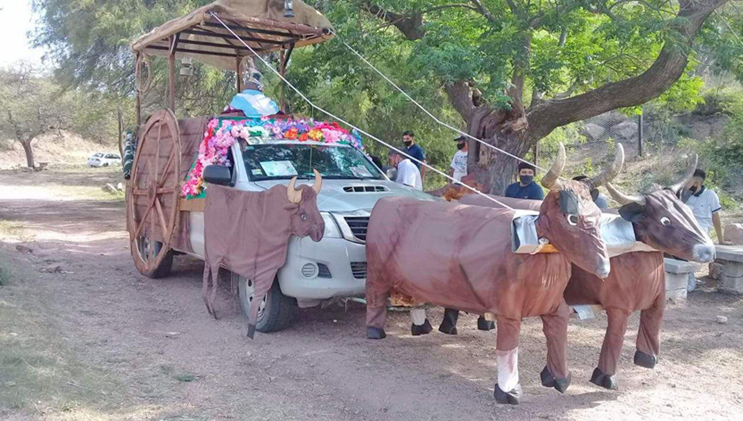 La imagen de la Virgen de Sumampa fue llevada en caravana
de vehículos sobre una camioneta que simuló ser la carreta en la que llegó a
estas tierras hace cerca de 400 años