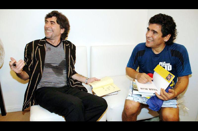 Joaquiacuten Sabina y su homenaje al 10- ldquoDescanse en paz Diego Armando Maradona muera la muerterdquo