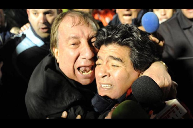 Bilardo no sabe que murioacute Maradona- Le apagaron el televisor para que no se entere de la noticia