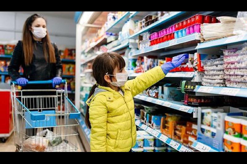 Las ventas en supermercados bajaron 23-en-porciento- pero crecieron en mayoristas y negocios de cercaniacutea