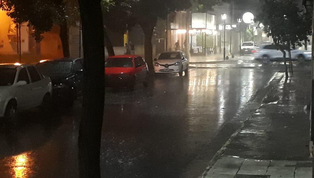 Una fuerte tormenta cae sobre capital santiaguentildea