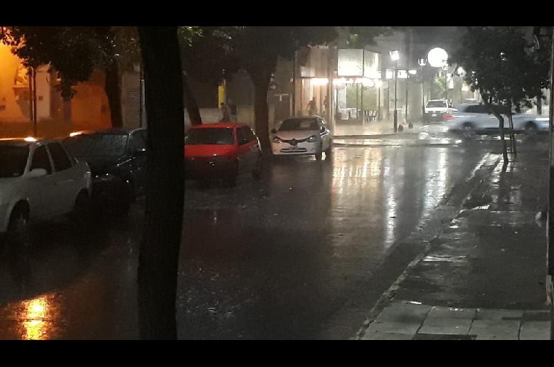 Una fuerte tormenta cae sobre capital santiaguentildea