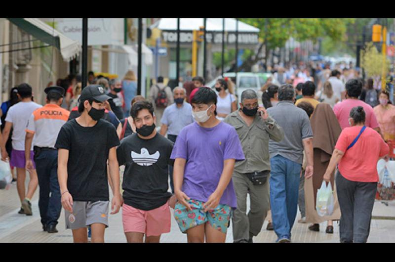 A partir de esta semana los comercios abriraacuten hasta las 21 y los bares hasta las 23