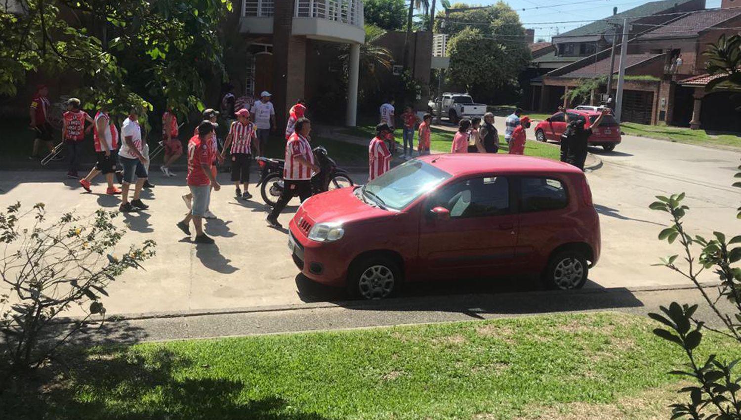 VIDEO  Barras de San Martiacuten atacaron otra vez la casa de Guillermo Raed en Tucumaacuten