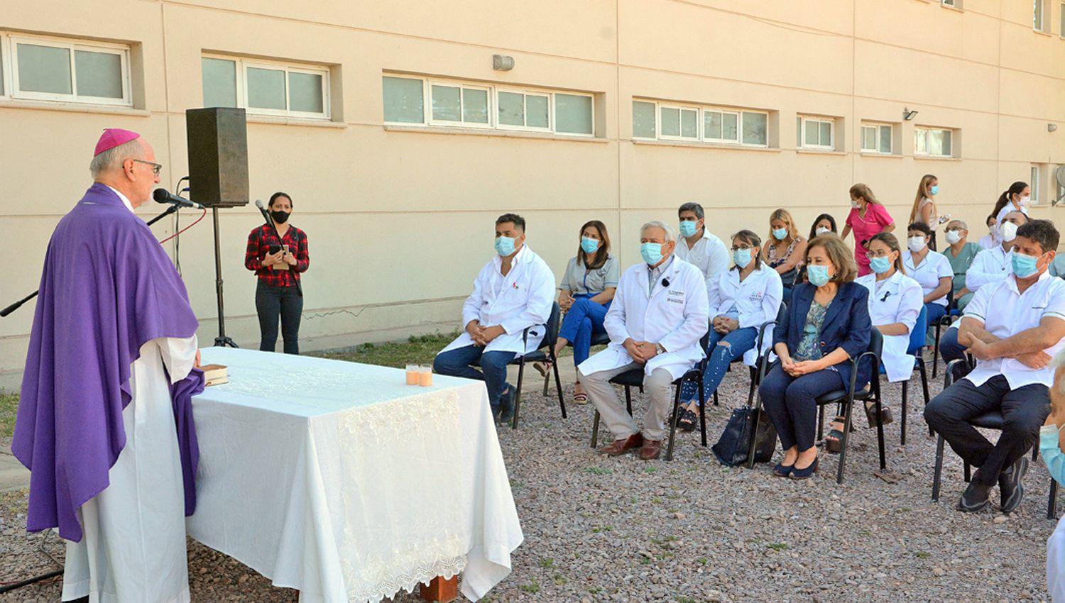 Al iniciar la ceremonia el obispo diocesano pidió a la comunidad
agradecer a los médicos su trabajo