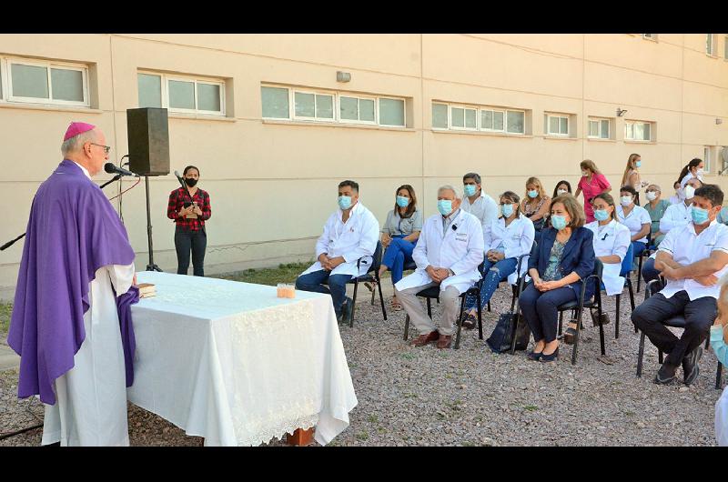 Al iniciar la ceremonia el obispo diocesano pidió a la comunidad
agradecer a los médicos su trabajo