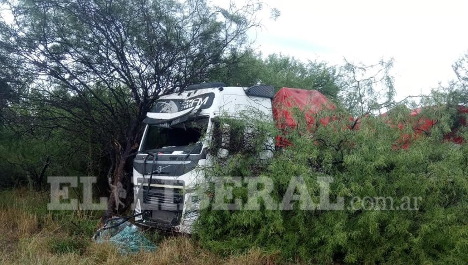 Perdioacute el control de su camioacuten y terminoacute contra el monte