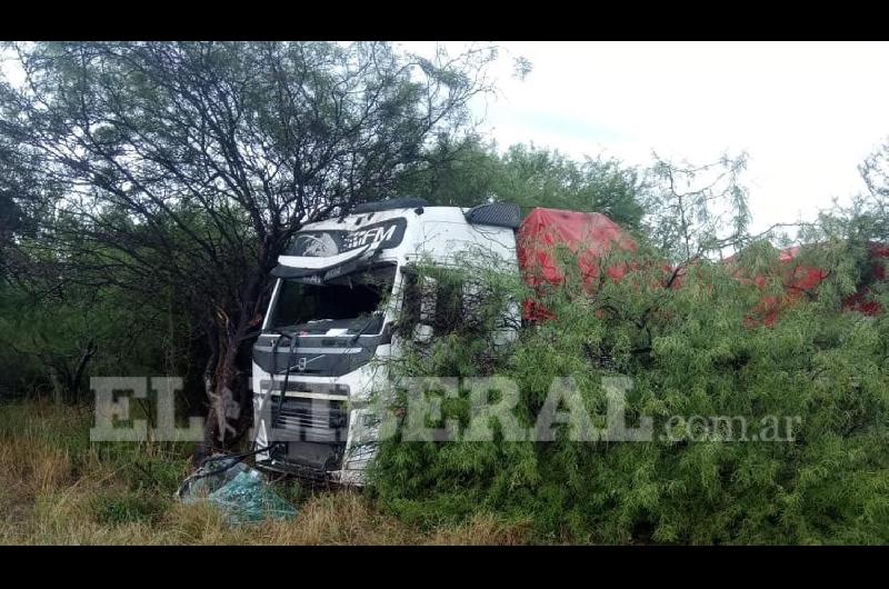 Perdioacute el control de su camioacuten y terminoacute contra el monte