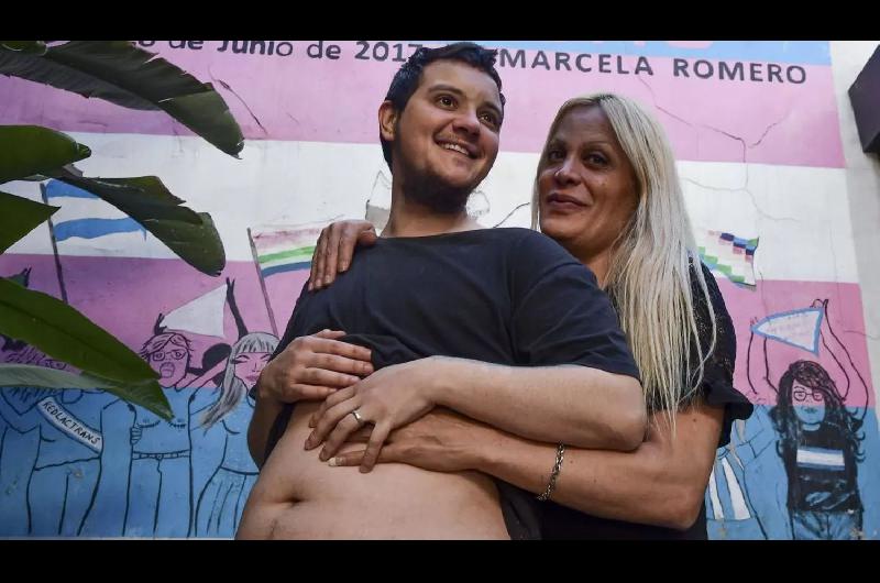 Un varoacuten trans embarazado de cinco meses tendraacute un bebeacute de su pareja una mujer trans