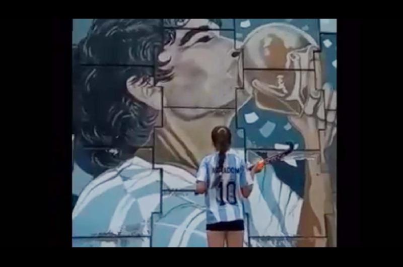 VIDEO  Haciendo sorprendentes malabarismos una jugadora de Old Lions le rindioacute homenaje a Diego Maradona