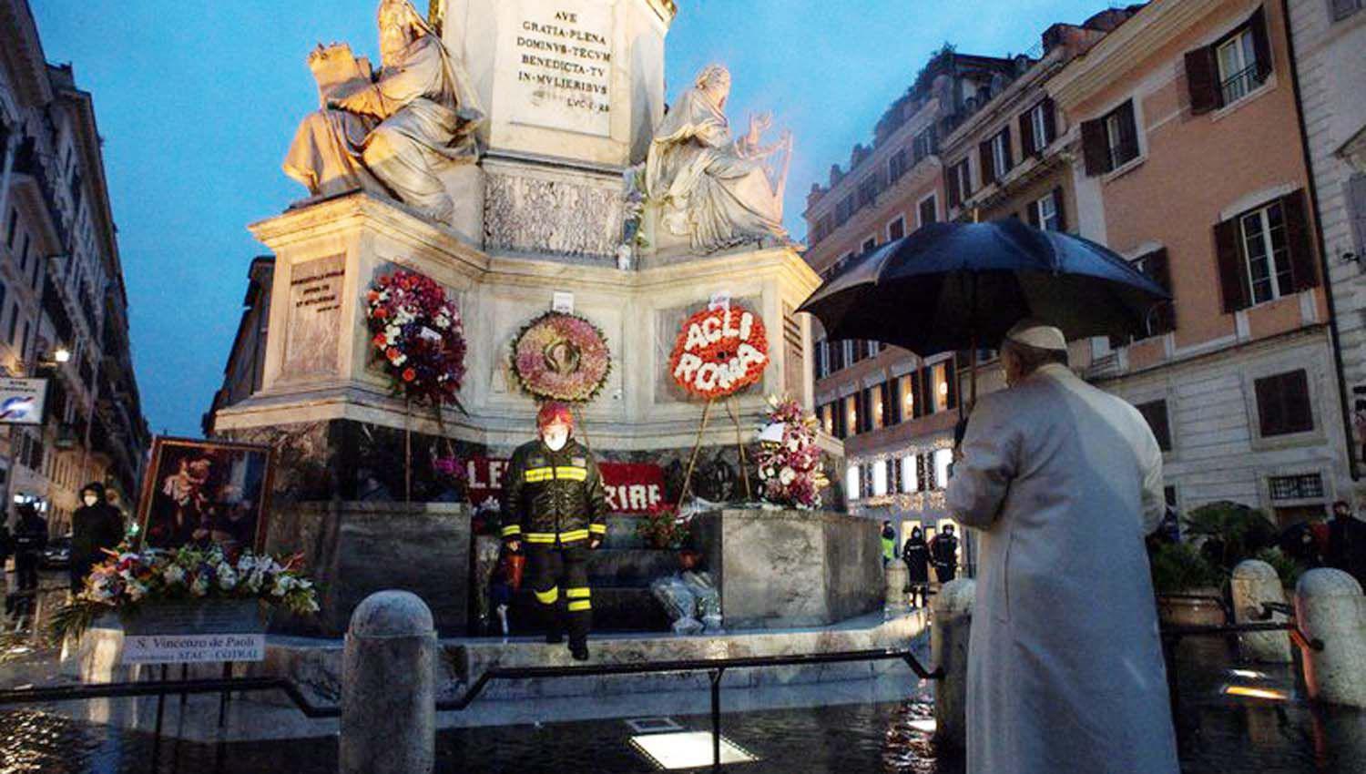 Sorpresa en Roma- El Papa Francisco aparecioacute en una plaza para rezar a la Virgen de la Inmaculada