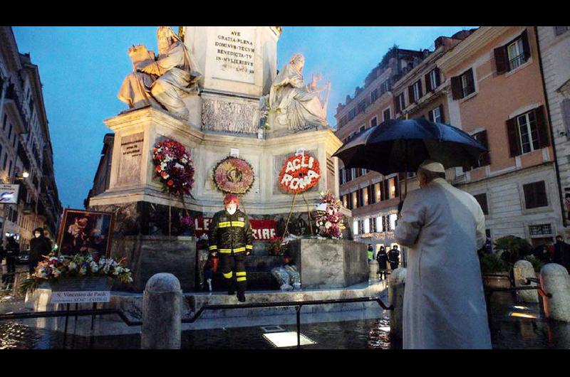 Sorpresa en Roma- El Papa Francisco aparecioacute en una plaza para rezar a la Virgen de la Inmaculada