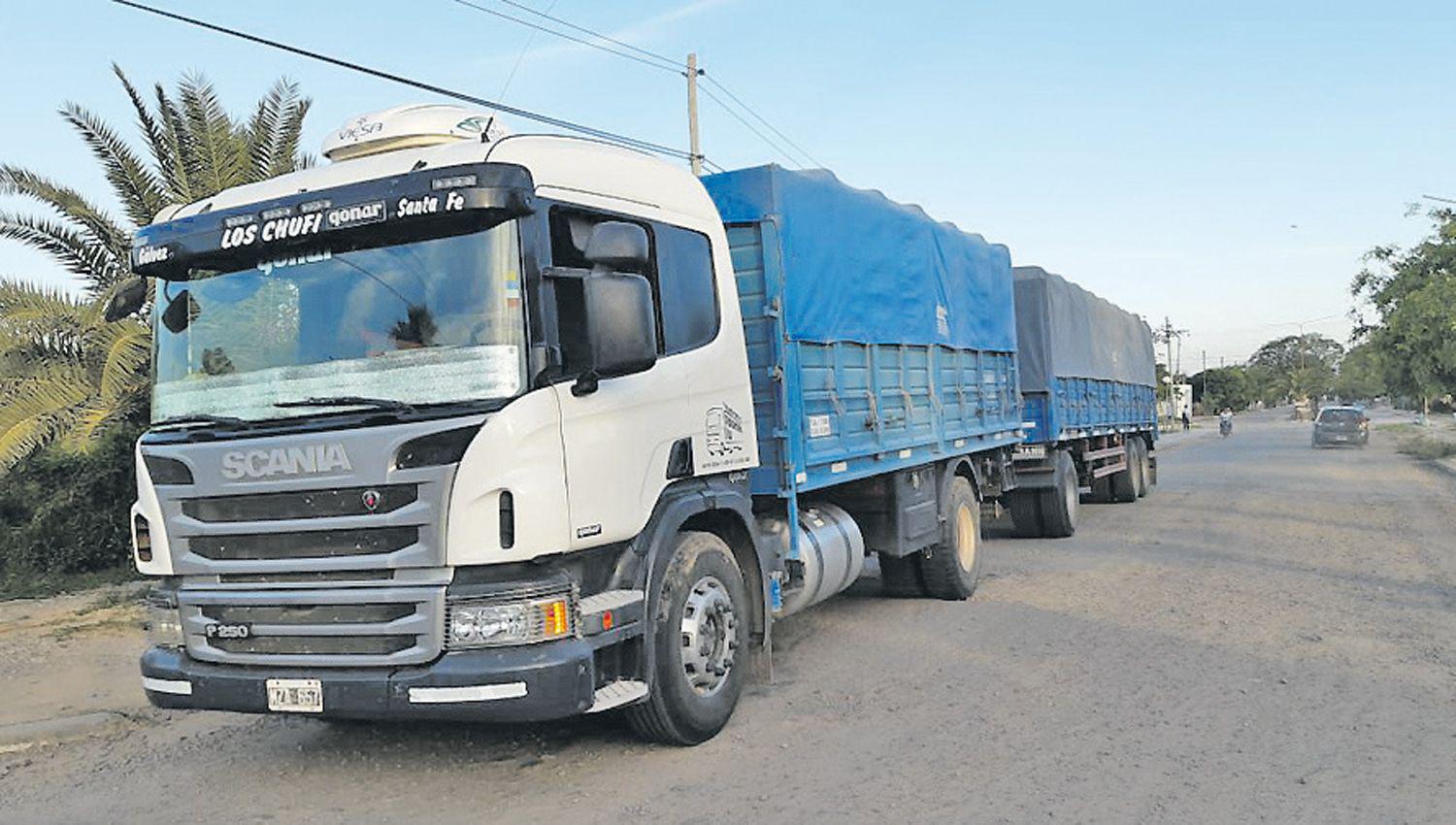 Reducen maniatan y tienen cautivo a camionero para robarle 29800 k de soja