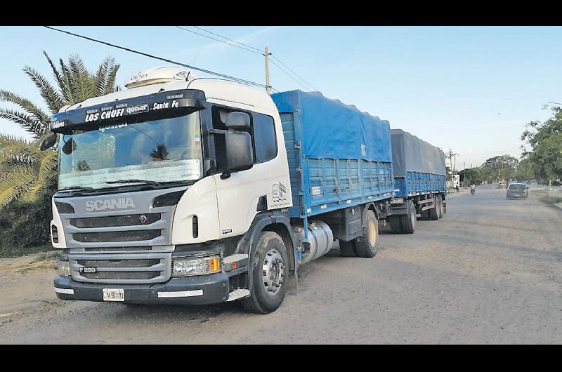 Reducen maniatan y tienen cautivo a camionero para robarle 29800 k de soja